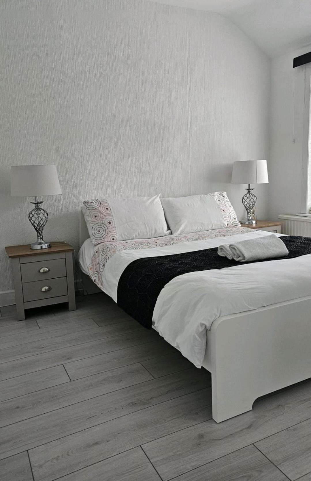 The Crescent, 3 Bed House With 2-3 Parking Spaces, Great For Contractors And Family Greenhithe Exterior foto