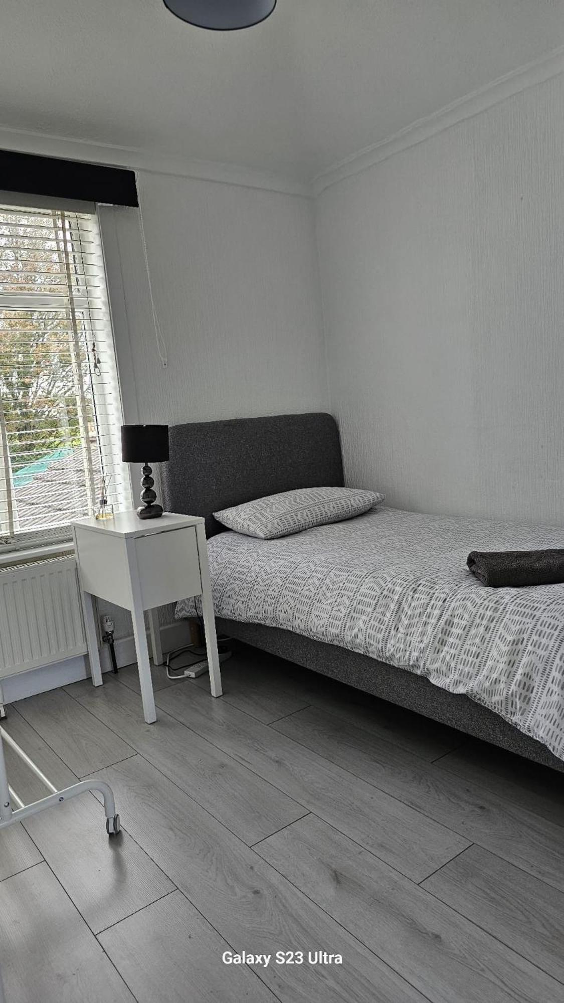 The Crescent, 3 Bed House With 2-3 Parking Spaces, Great For Contractors And Family Greenhithe Exterior foto